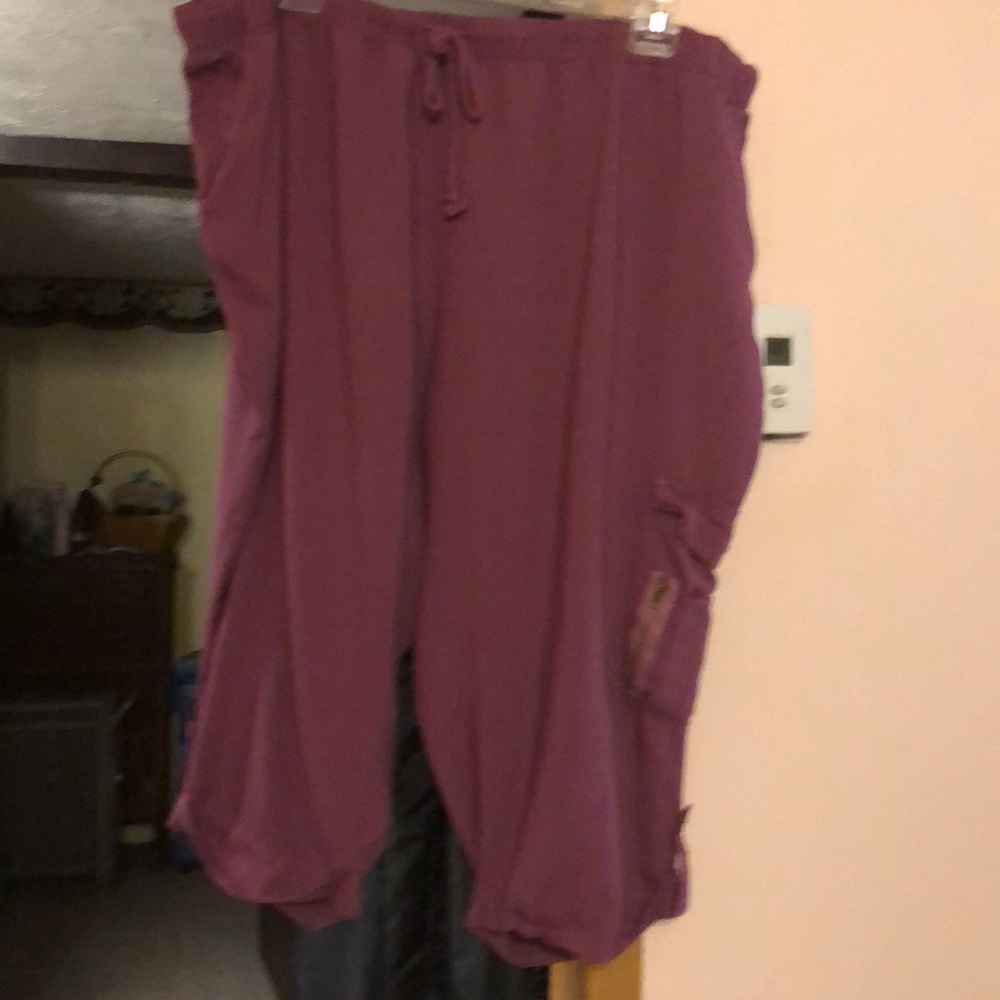 Lightweight elastic and drawstring waist capris